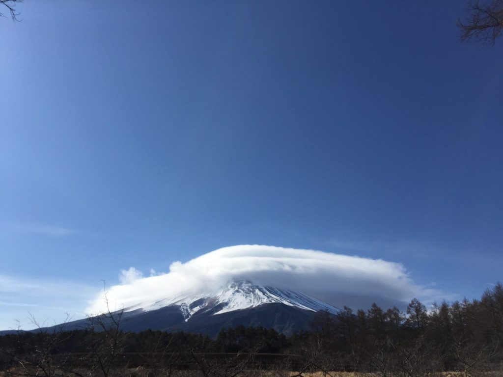 美しい傘雲のかかる富士山