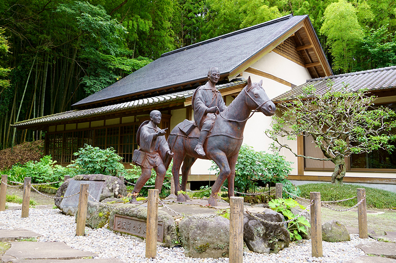 黒羽芭蕉の館の前の松尾芭蕉のプロバンス像