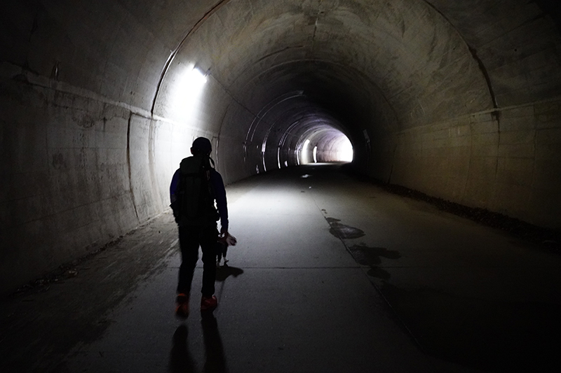 お化けが出そうな真っ暗なトンネル