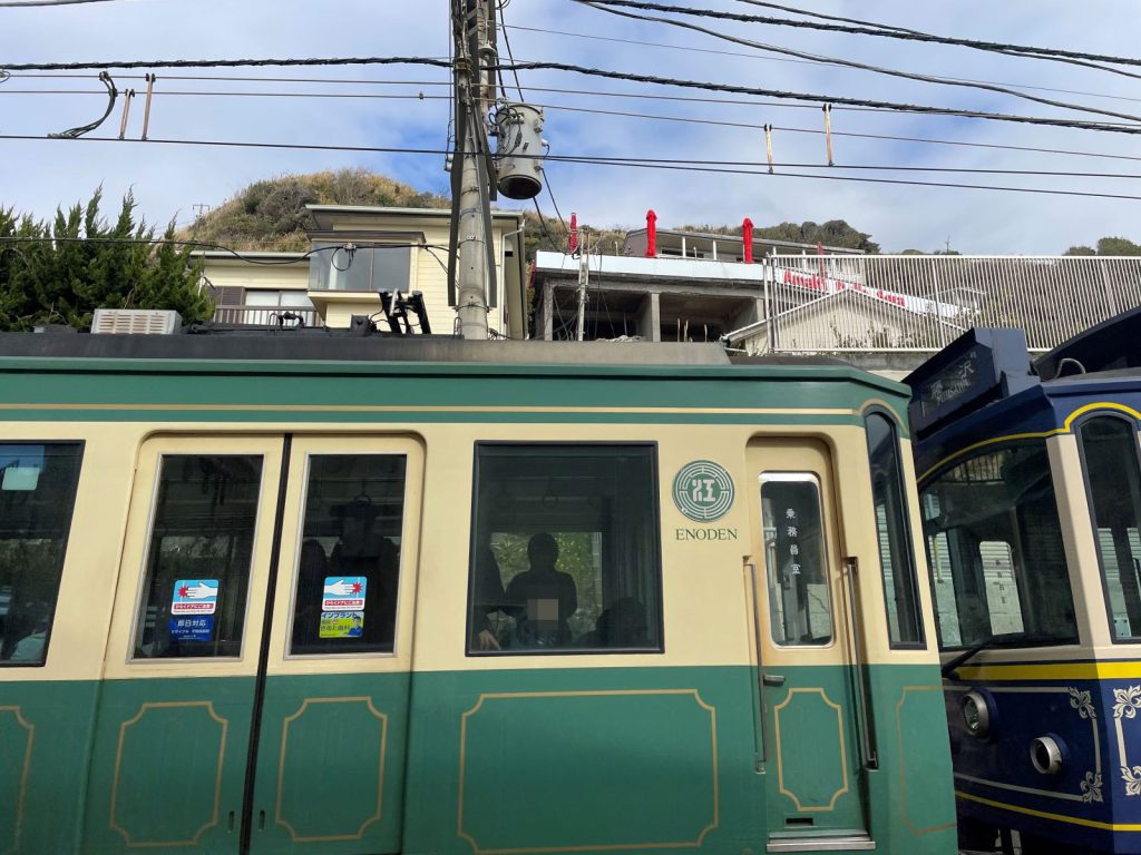 江の島電鉄と丘の上のイタリアンレストランのコラボ写真