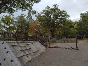 遊具がたくさん、色づき始めた秋の小布施総合公園(長野県小布施町)