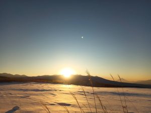 夜明けの富士山！山々が染まる暁光！霧ヶ峰から見る日の出