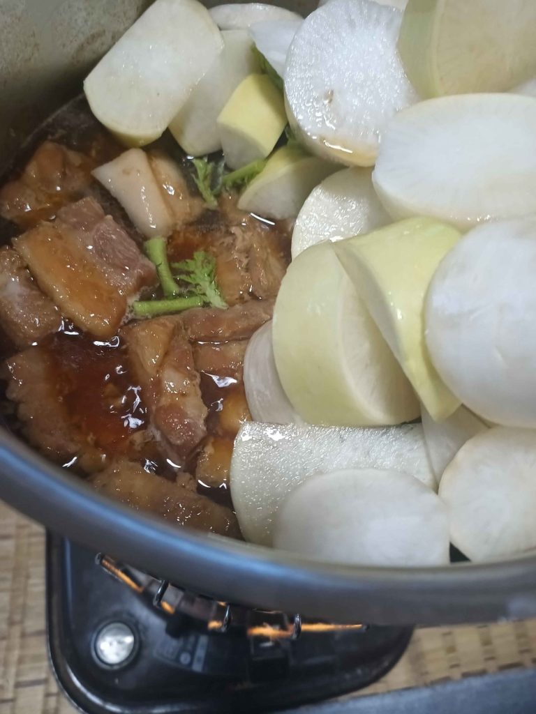 石油ストーブで豚角煮