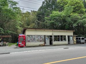 【群馬県みどり市】懐かしさと新しさが交差する「丸美屋自販機」と「神山養鶏場たまご直売所」を訪ねて