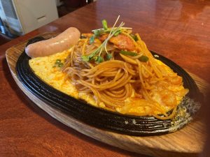 【長野県・富士見町】熱々鉄板で頂く、絶品ナポリタン！洋食「かぶと」へ