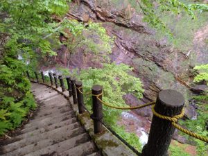天然のアトラクション！くぐれる滝の迫力がすごい(長野県高山村)