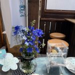 季節の花が生けられた店内
