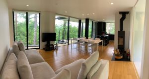 長野県チェルトの森にあるガレージが見える音楽の部屋〜モダンと自然が融合したラグジュアリーな家〜