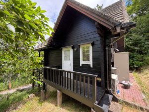 伊豆スカイライン別荘地（エンゼルフォレスト）の富士山が見える黒塗りおしゃれな中古ログハウス