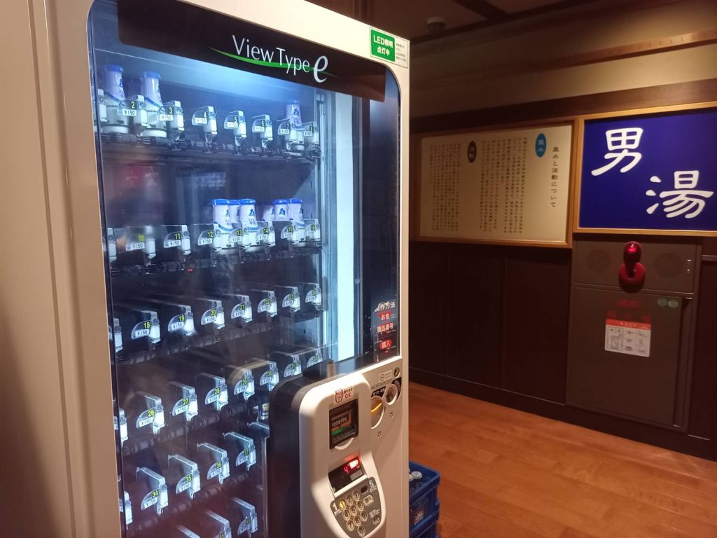 ３　昔ながらのフタつき牛乳も珍しくなってきました 