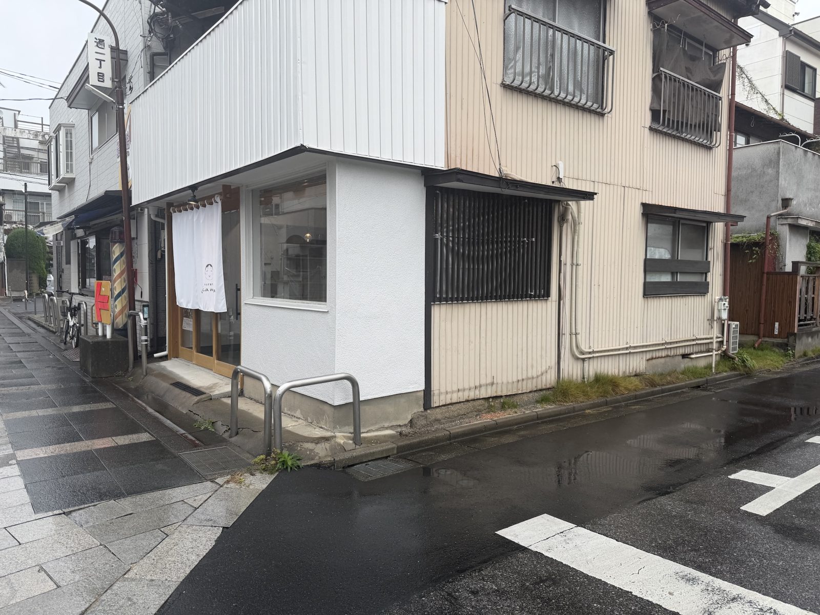 「Okameya」脇の道路