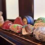 「あまから家」店内のストーンアート