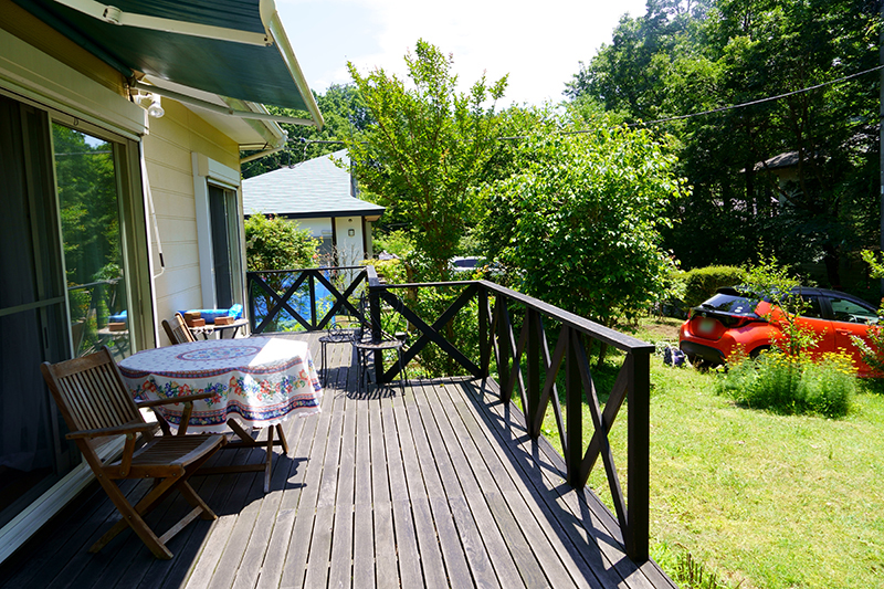 四季の移ろいを感じる、ウッドデッキとピザ窯のある庭