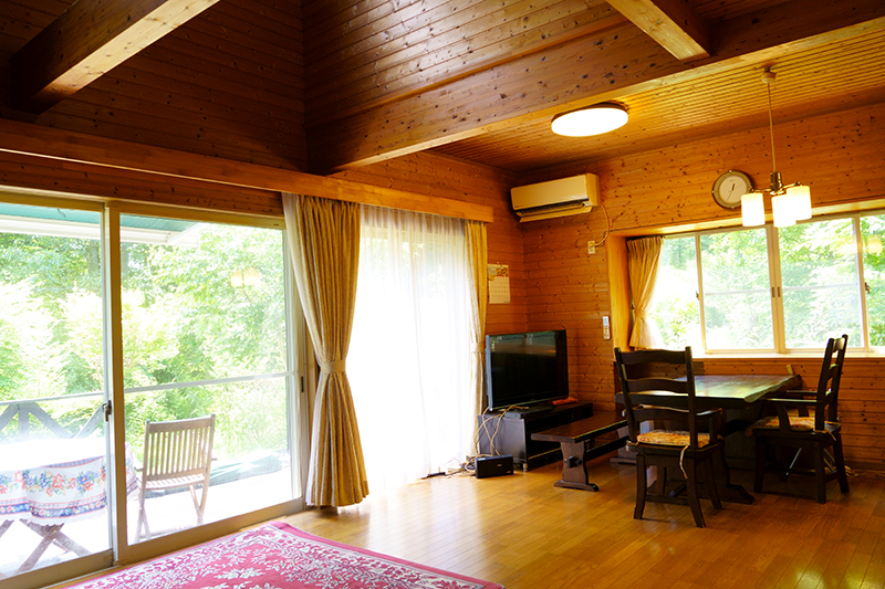 大きな窓のから庭を見渡せるリビング