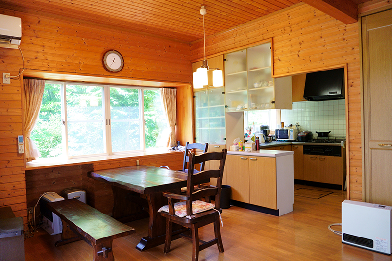 大きな窓のから庭を見渡せるリビング