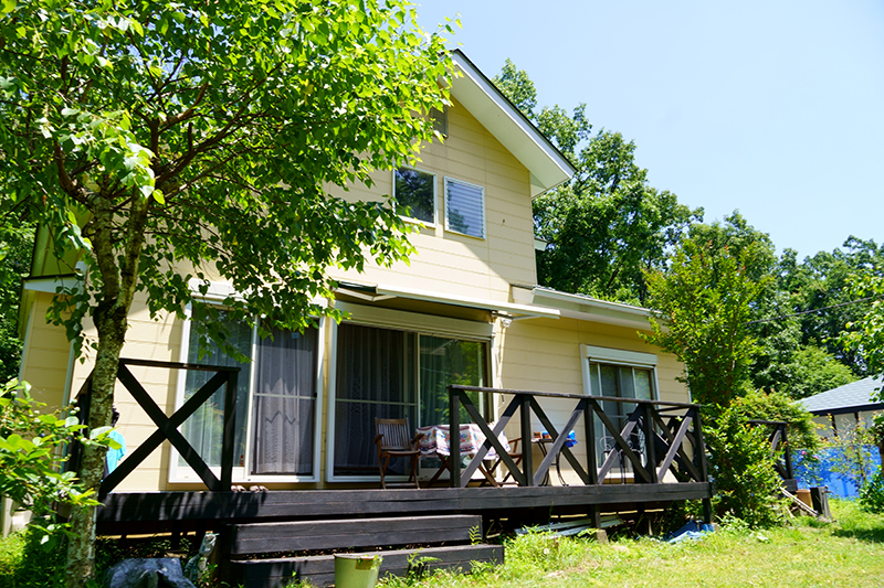 【那須高原】平和郷別荘地。季節の移ろいを感じる庭、ウッドデッキとピザ窯で楽しむ“お庭時間”が魅力の物件