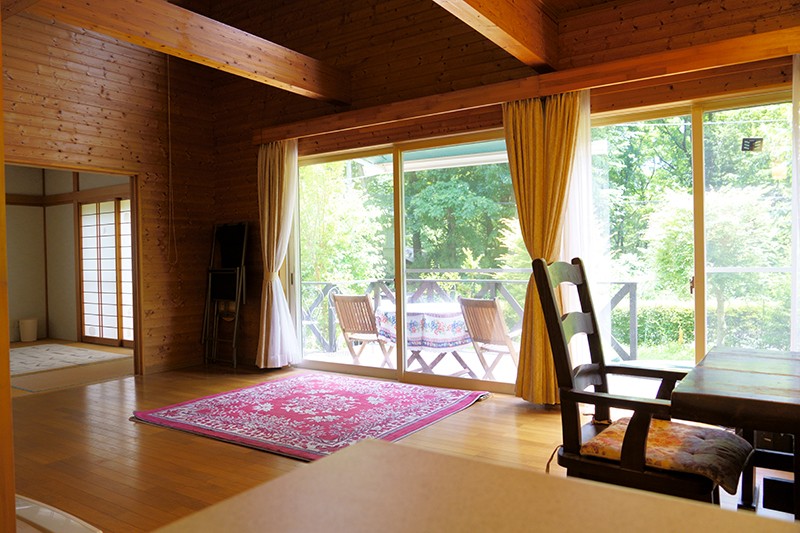 大きな窓のから庭を見渡せるリビング