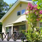 【那須高原・平和郷別荘地】季節の移ろいを感じる庭。ウッドデッキとピザ窯で楽しむ“お庭時間”が魅力の物件をご紹介