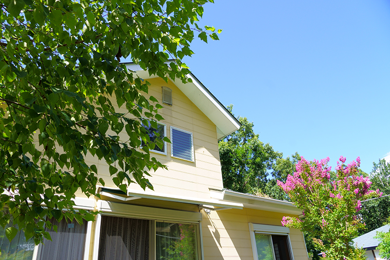 季節の移ろいを感じる庭、ウッドデッキとピザ窯で楽しむ“お庭時間”が魅力の物件