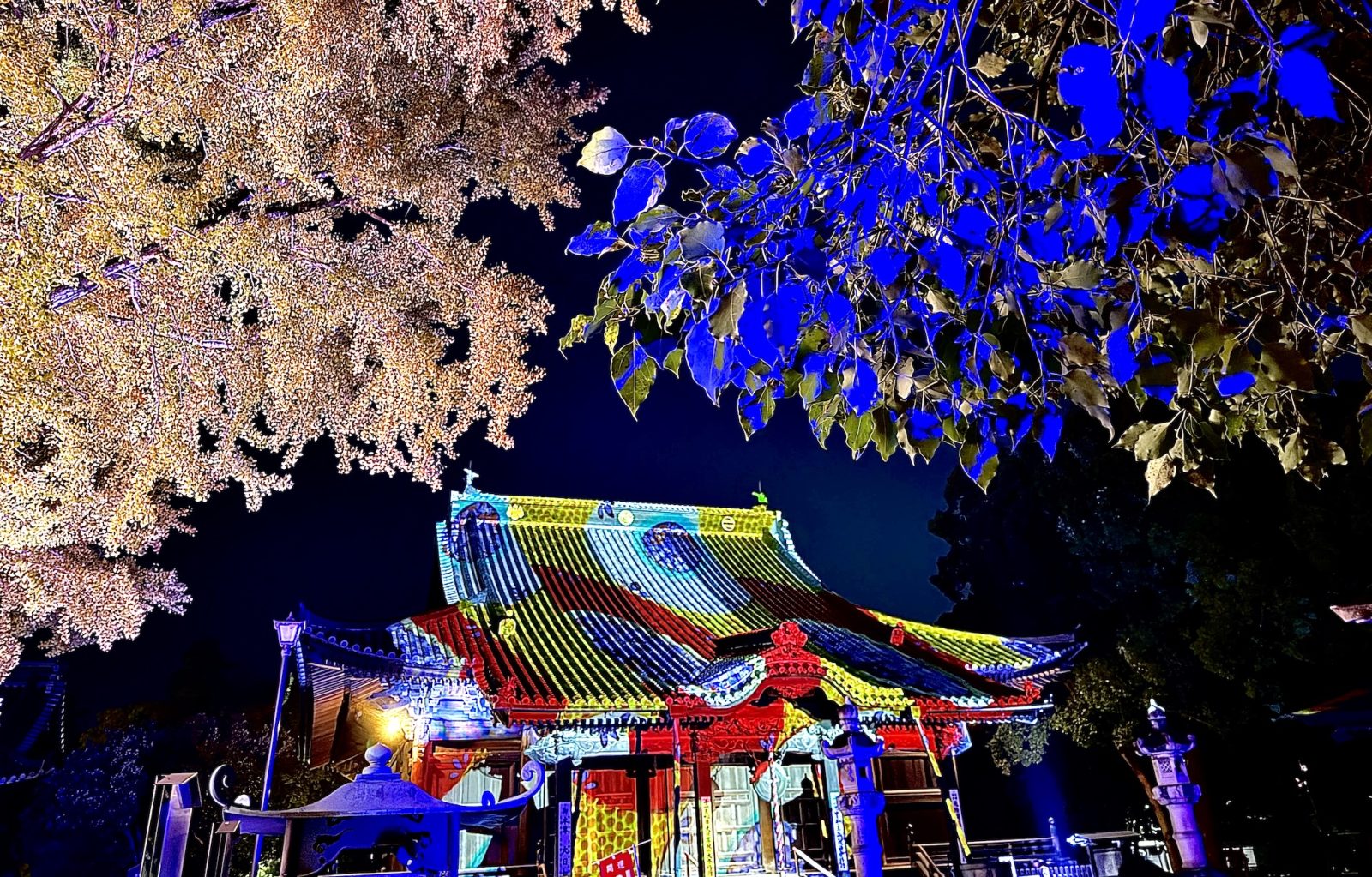 本堂を照らすプロジェクションマッピング