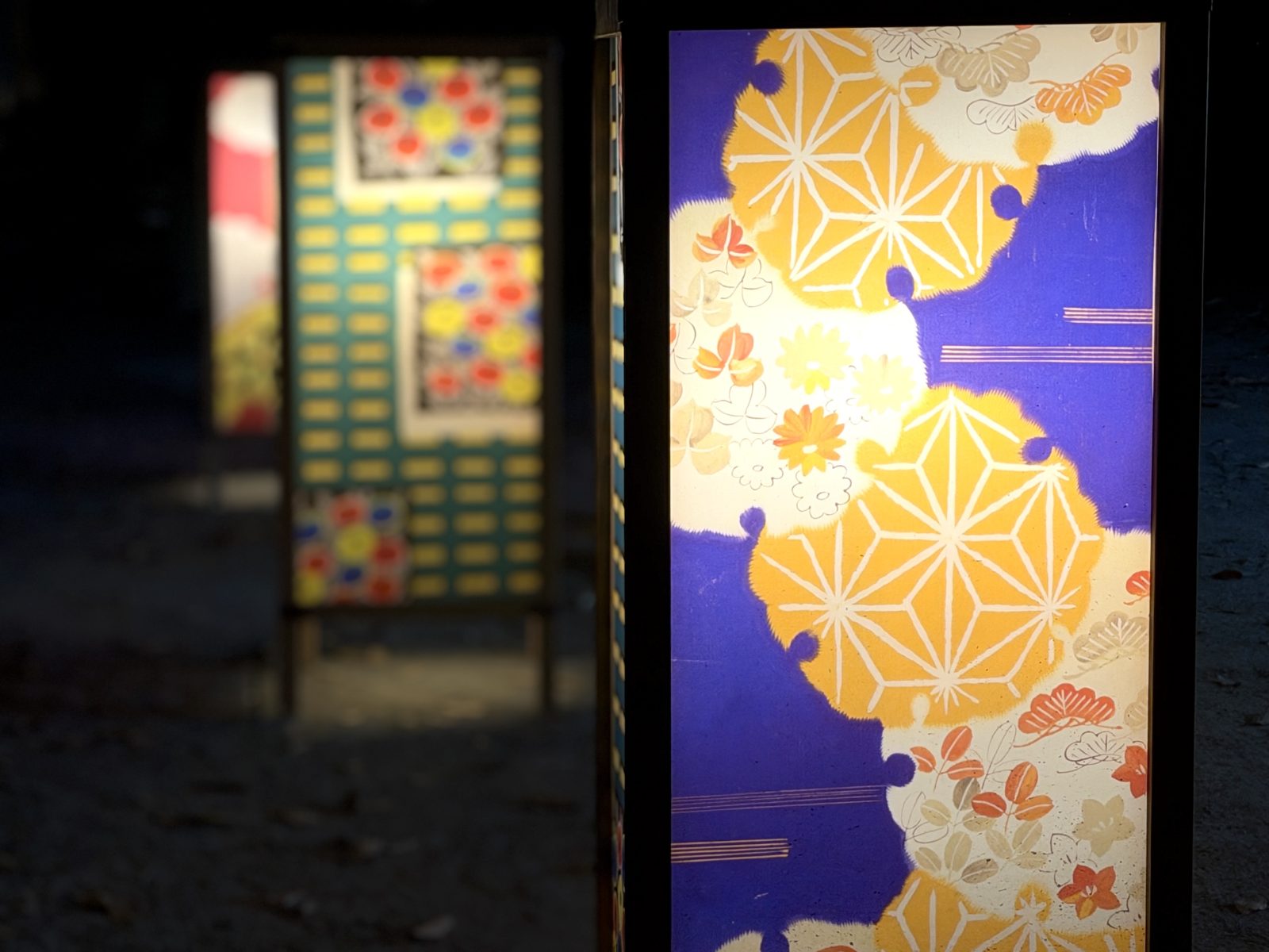 着物の柄を想像させる「銘仙灯り」