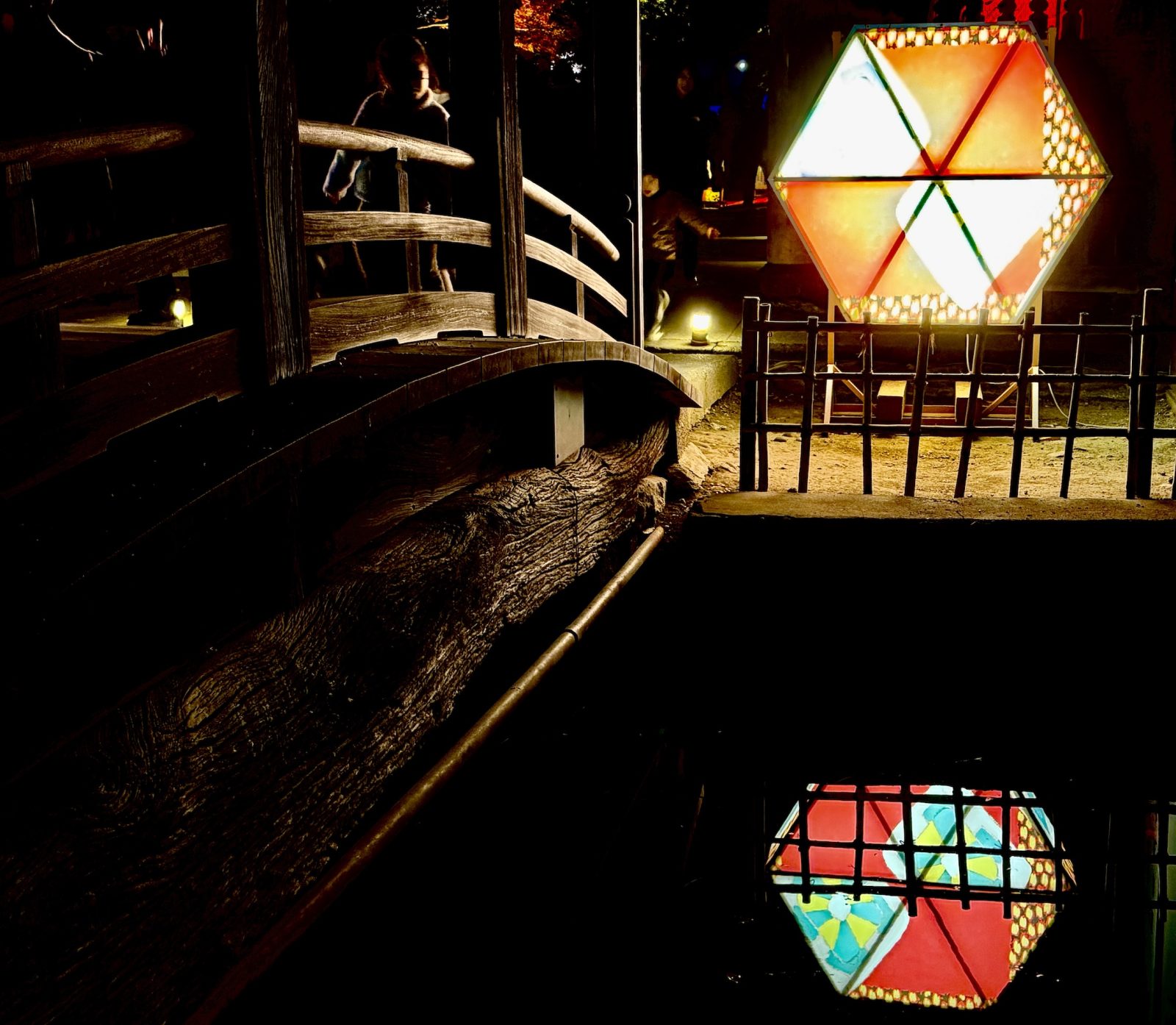 太鼓橋の「大型六角銘仙灯り」