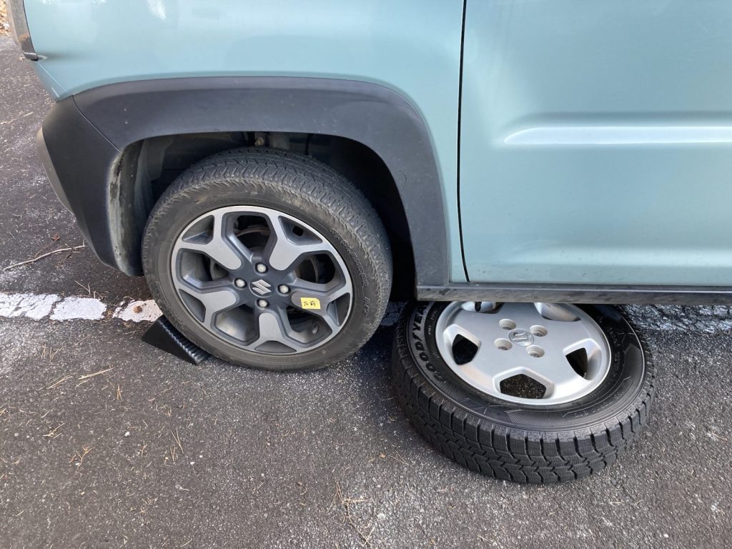 冬支度の一つスタッドレスタイヤに交換