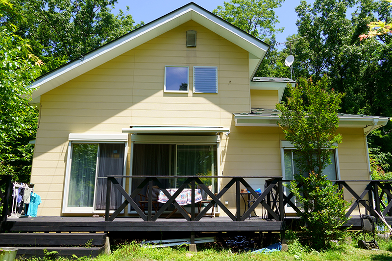 季節の移ろいを感じる庭、ウッドデッキとピザ窯で楽しむ“お庭時間”が魅力の物件