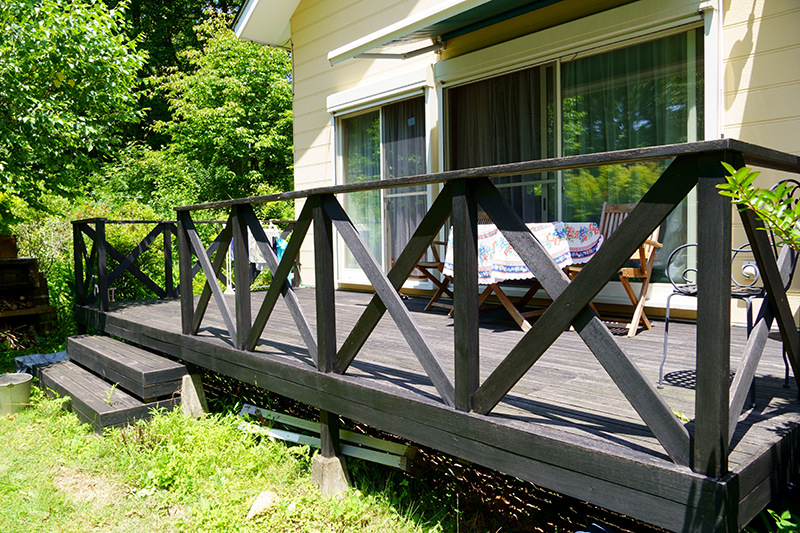 四季の移ろいを感じる、ウッドデッキとピザ窯のある庭