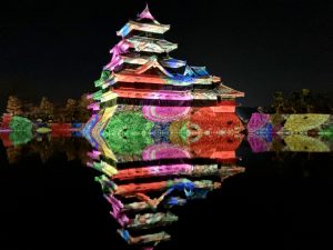 【長野県】光輝く城下町「国宝 松本城天守 プロジェクションマッピング 2025-2026」松本市イルミンネーション」