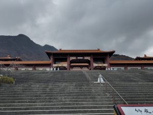 群馬県・伊香保温泉にそびえる「天空の異国寺院」台湾仏教・佛光山法水寺を訪ねて