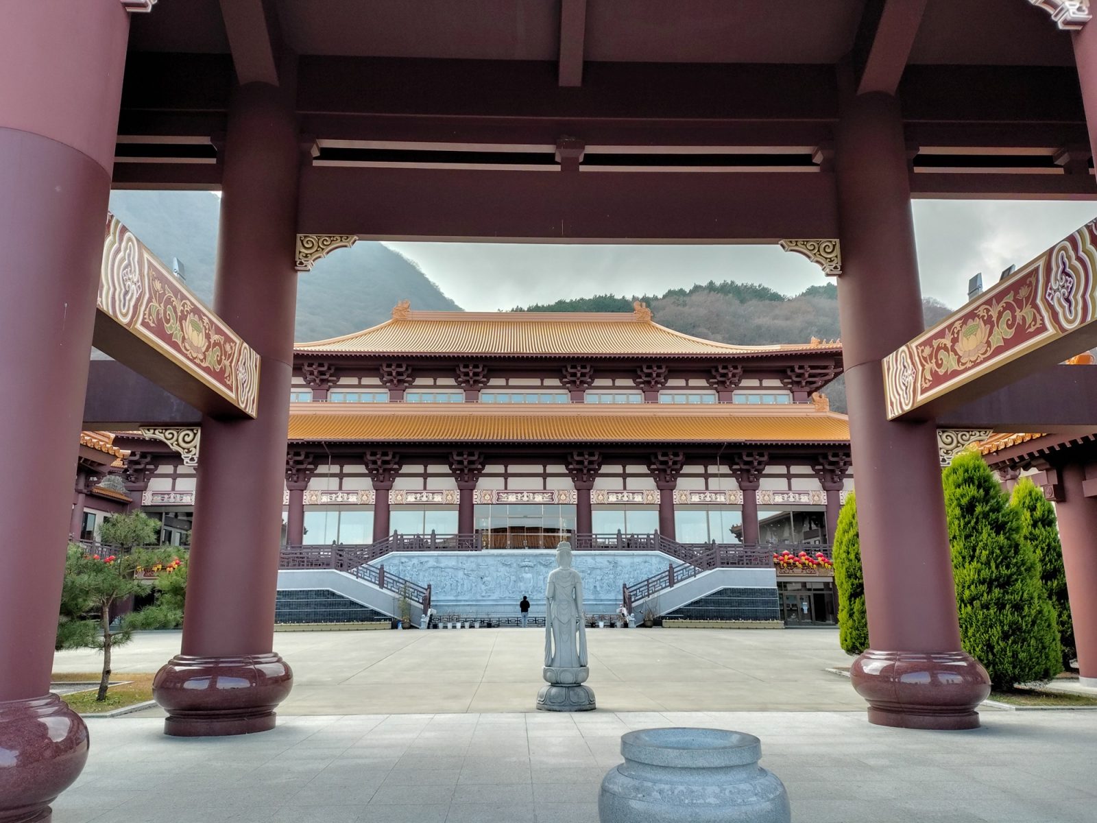 参拝入口から大雄宝殿(本堂)