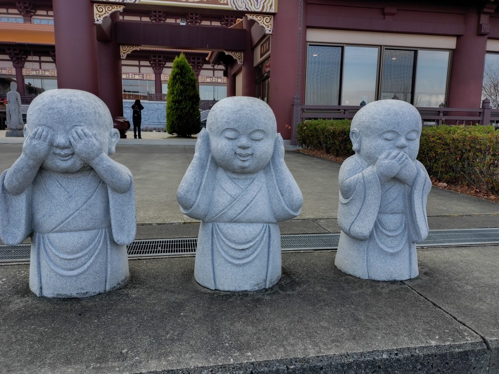 階段の両脇には可愛らしい小僧像