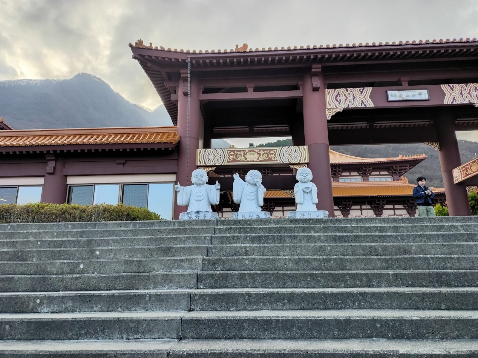 階段の両脇には可愛らしい小僧像