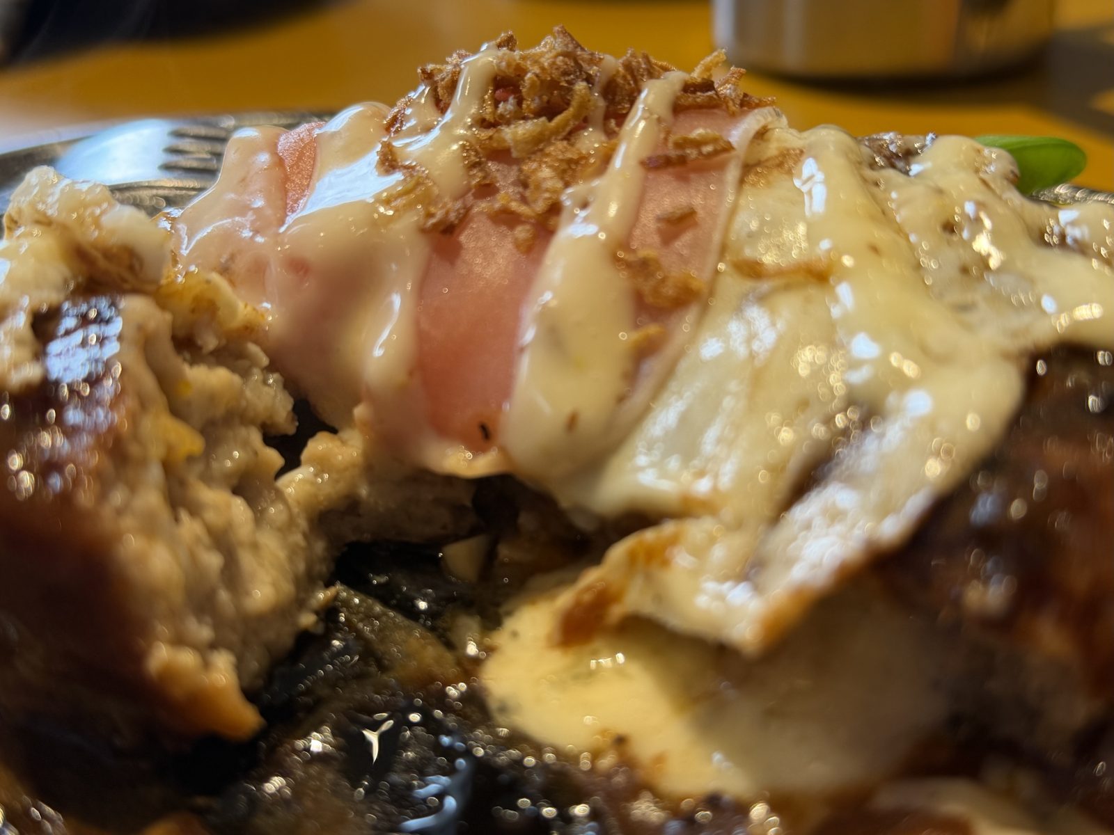 ナイフを入れるとチーズがトロリ