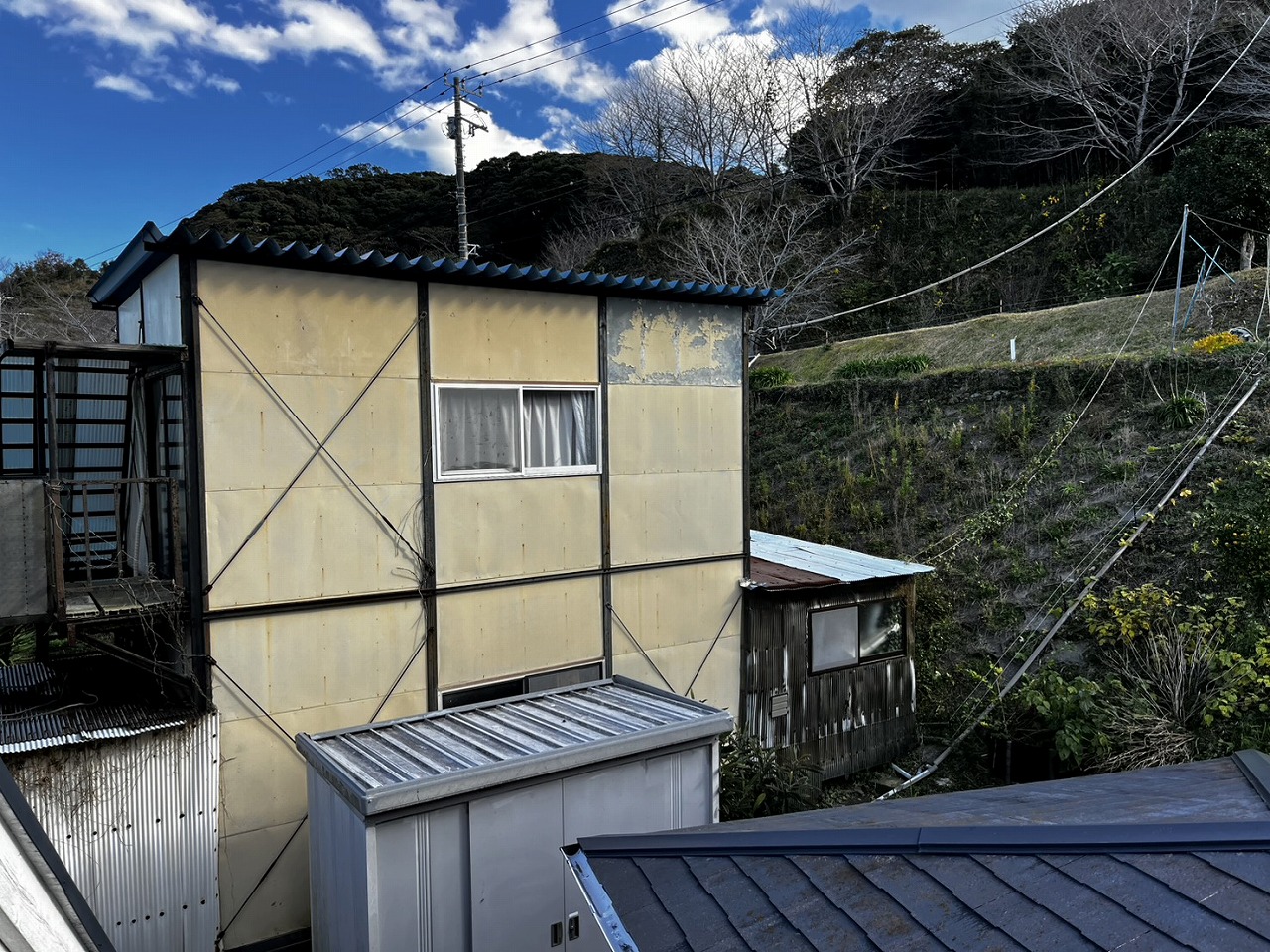 左隣のプレハブ