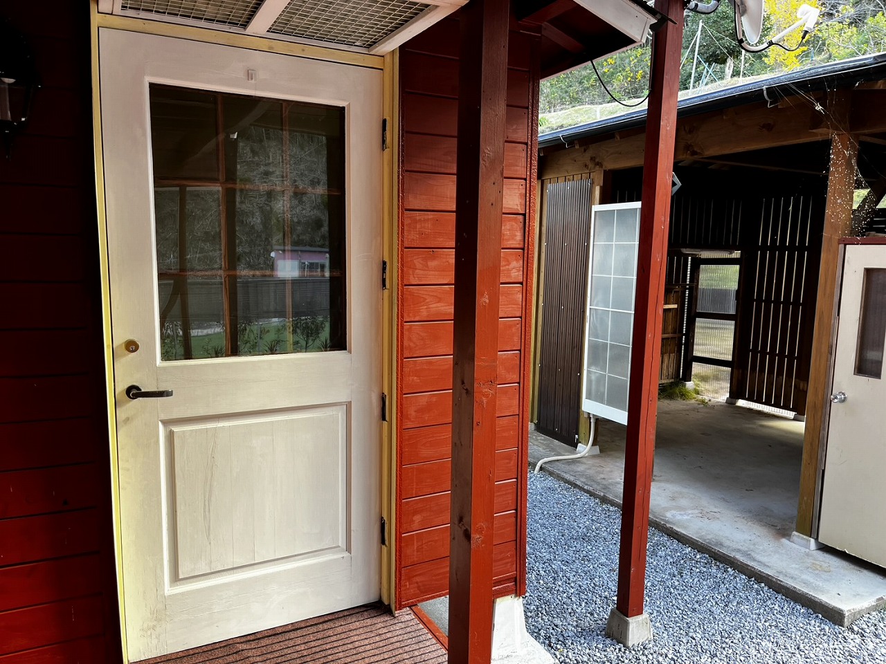 玄関ドアとガレージ