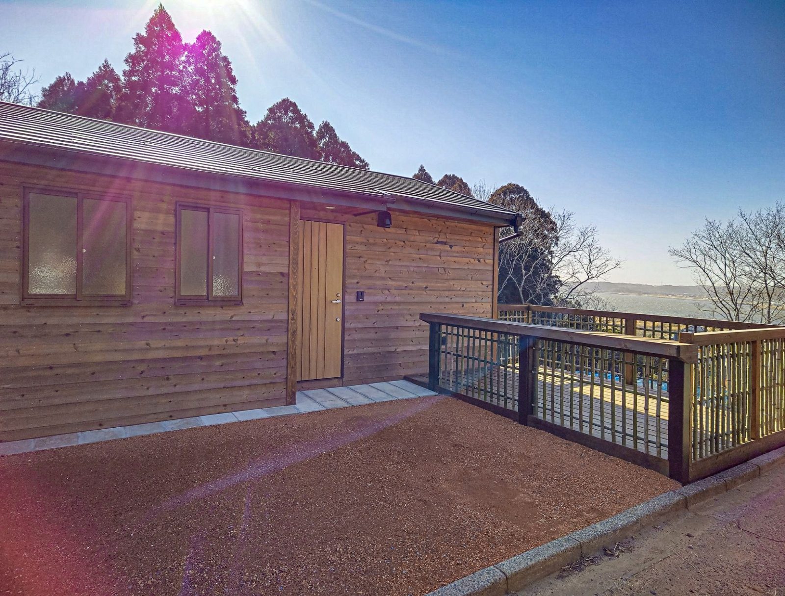 玄関アプローチ,ウッドデッキ,眺め最高,北向き 北窓 アトリエに最適,新築 戸建 別荘 茨城県鉾田市,湖が見える 素敵な 家