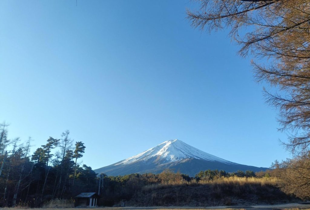快晴によく映える雄大な富士山の姿 　　