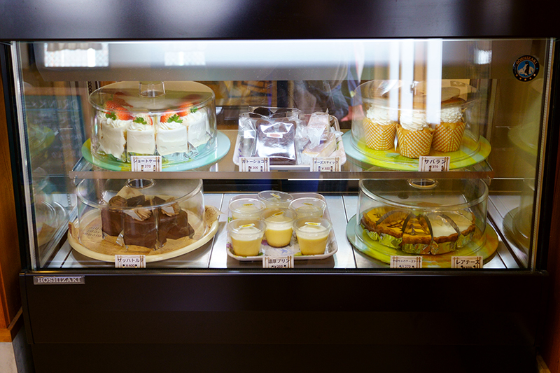 小さめなショーケースの中にはケーキがギュッと並ぶ