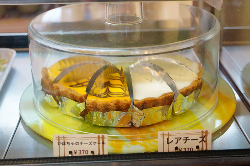 「かぼちゃのチーズケーキ(370円)」と「レアチーズ(370円)」。