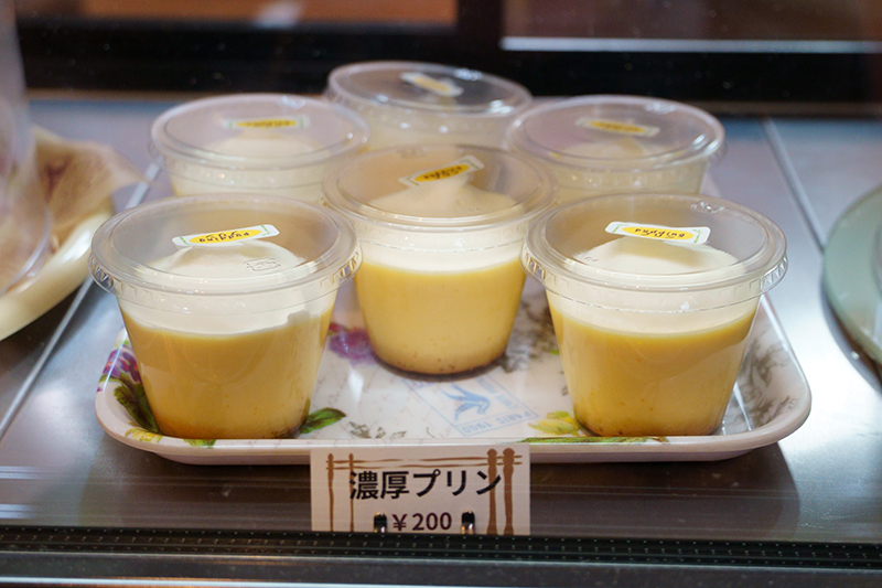 クリームがのった「濃厚プリン(200円)」。