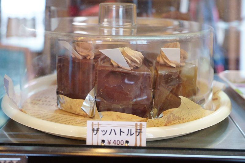 つややかなチョコレートでコーティングされた重厚感のある「ザッハトルテ(400円)」