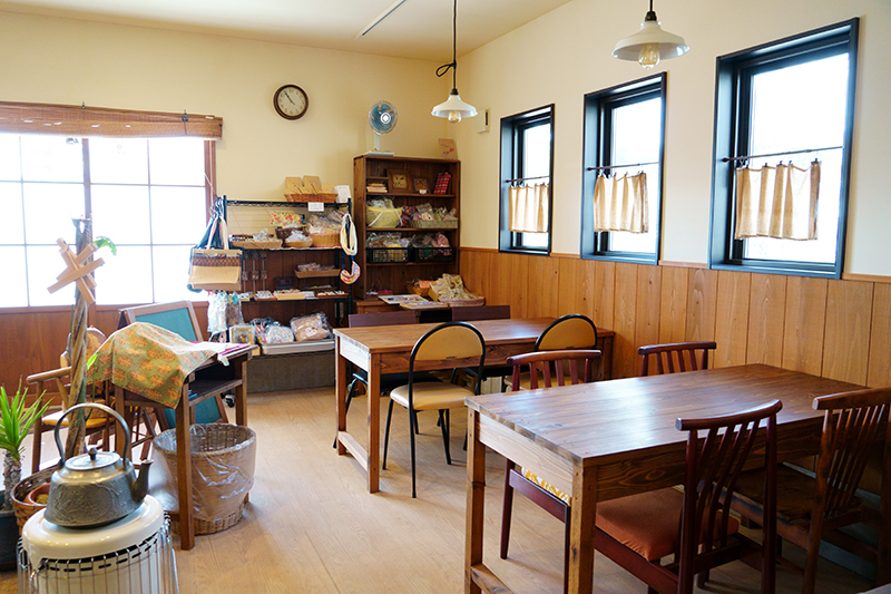 ウッディな落ち着いた店内