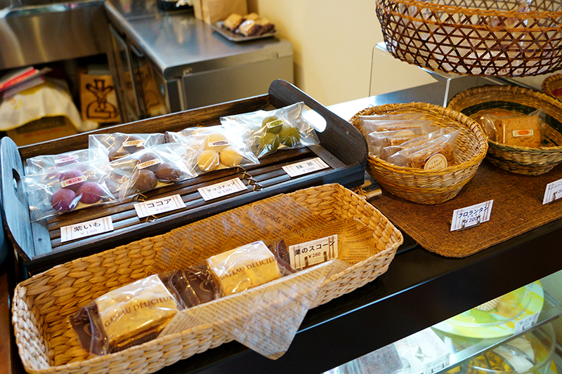 ショーケースの上には焼き菓子