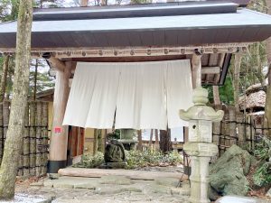 大豪邸の別荘を改装！森の中で味わう「安曇野うどん」に行ってみた