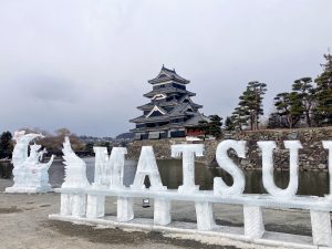 氷の滑り台に歓喜の声「国宝松本城氷彫フェスティバル2026」を満喫