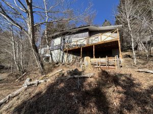 山中湖芙蓉台別荘地の内外装リフォーム済みコンパクトで広い平屋レトロモダン中古別荘のご紹介