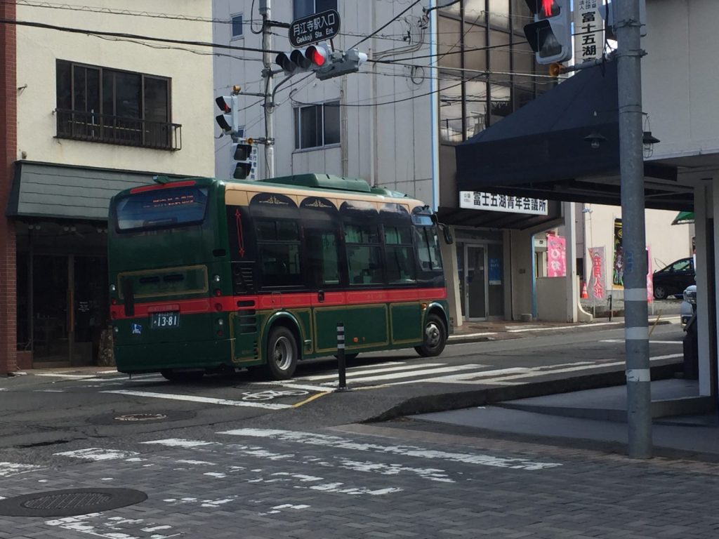 コンパクトかつクラシックな観光バスです