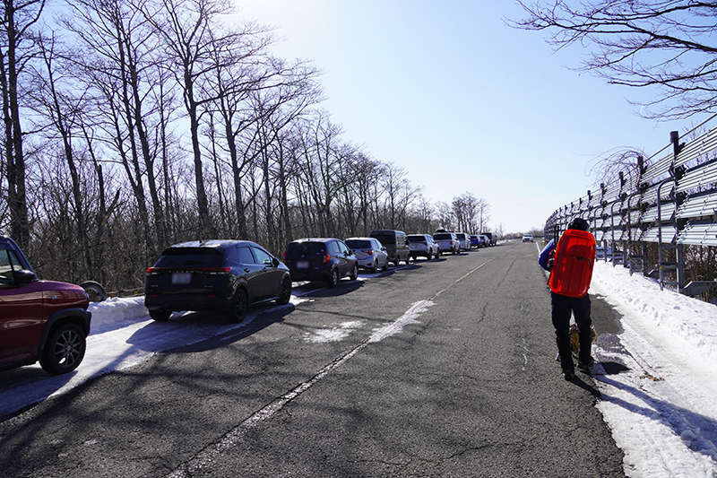 スキー場跡地前の那須甲子道路の路肩の駐車スペース